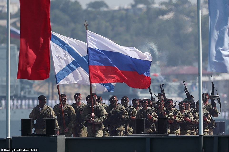 Tàu chiến, máy bay Nga rầm rộ phô diễn sức mạnh trong lễ duyệt binh