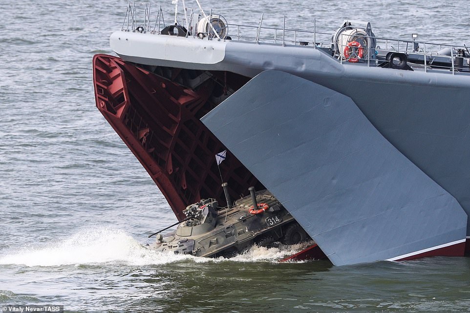 Tàu chiến, máy bay Nga rầm rộ phô diễn sức mạnh trong lễ duyệt binh