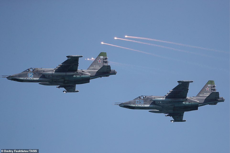 Tàu chiến, máy bay Nga rầm rộ phô diễn sức mạnh trong lễ duyệt binh