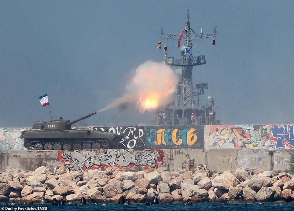 Tàu chiến, máy bay Nga rầm rộ phô diễn sức mạnh trong lễ duyệt binh