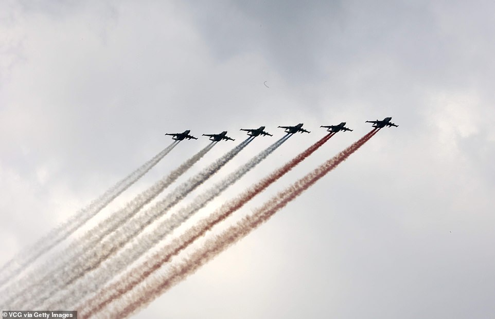 Tàu chiến, máy bay Nga rầm rộ phô diễn sức mạnh trong lễ duyệt binh