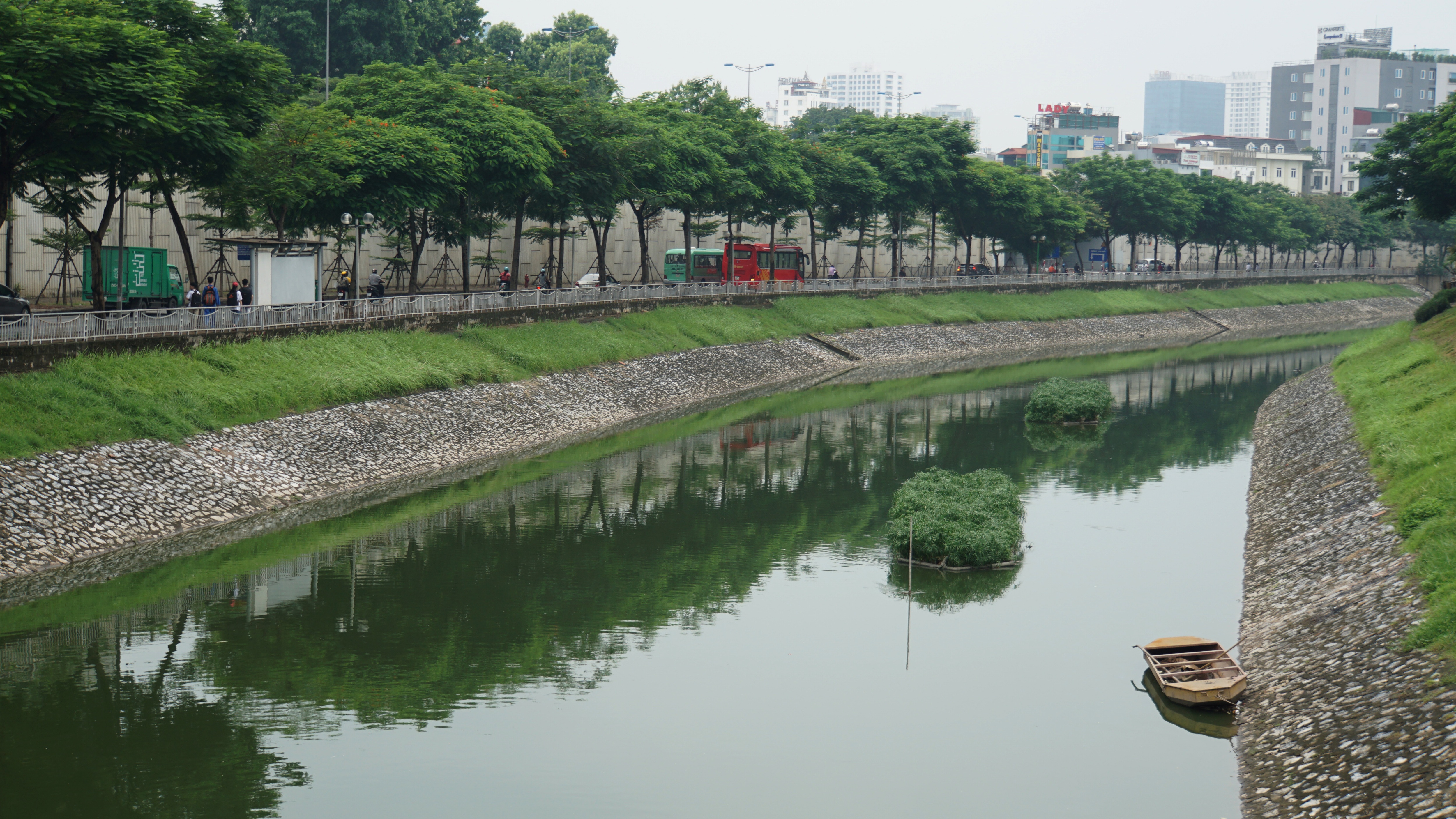 Hình ảnh sông Tô Lịch khi nước Hồ Tây cuồn cuộn đổ vào - 11 Hình ảnh sông Tô Lịch khi nước Hồ Tây cuồn cuộn đổ vào - 11
