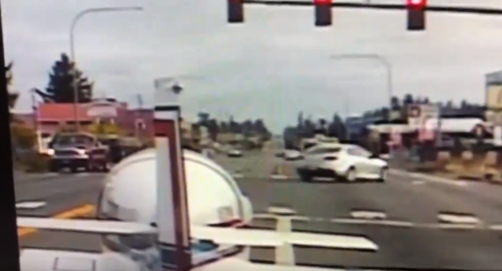 “Thót tim” cảnh máy bay Mỹ hạ cánh khẩn cấp giữa xa lộ đông đúc