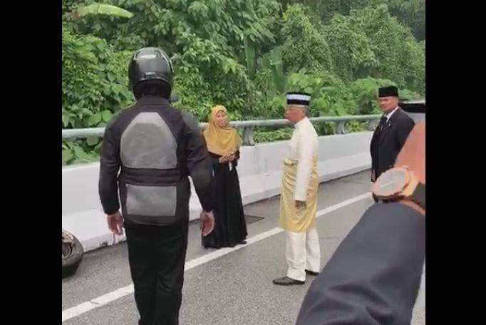 Nhà vua Malaysia dừng xe trên đường hỏi thăm người gặp tai nạn