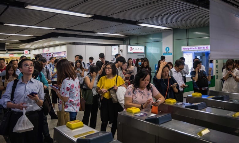 Đình công quy mô lớn tại Hong Kong, 200 chuyến bay bị hủy