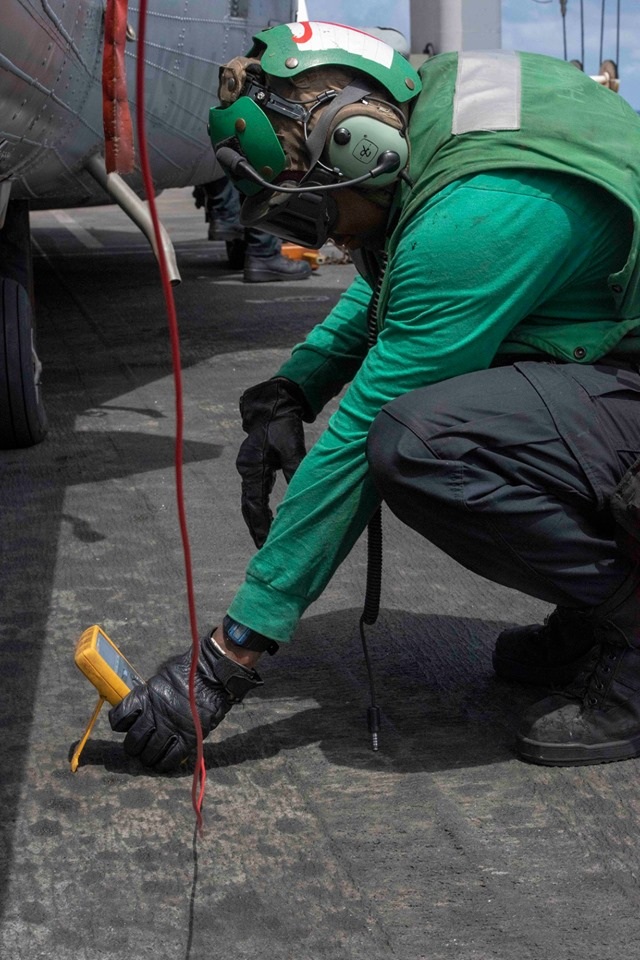 Chiến đấu cơ diễn tập trên tàu sân bay Mỹ ở Biển Đông