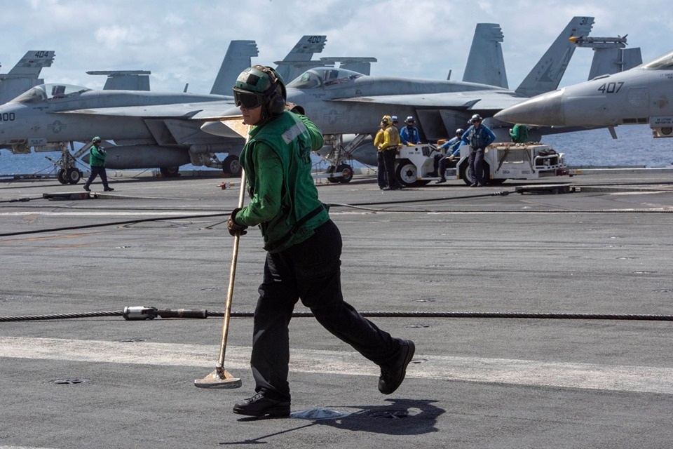 Chiến đấu cơ diễn tập trên tàu sân bay Mỹ ở Biển Đông