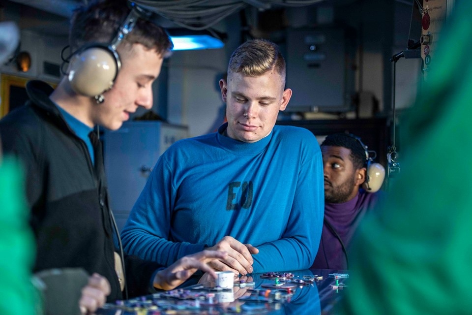 Chiến đấu cơ diễn tập trên tàu sân bay Mỹ ở Biển Đông