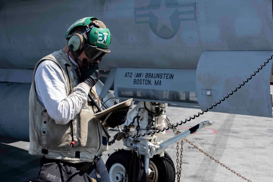 Chiến đấu cơ diễn tập trên tàu sân bay Mỹ ở Biển Đông