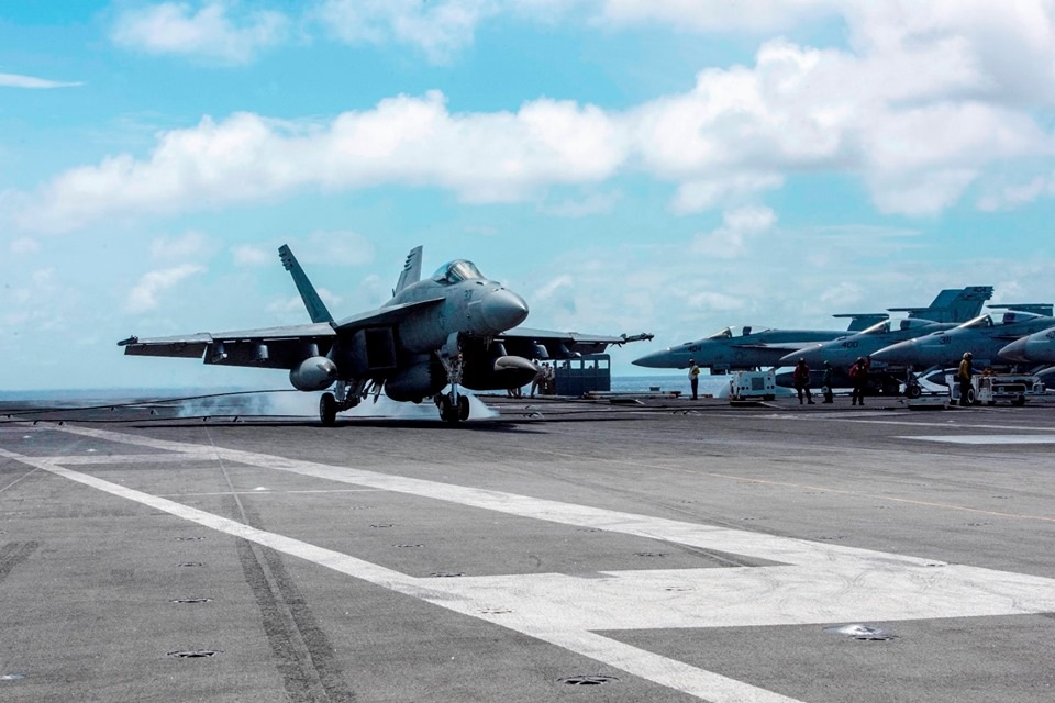 Chiến đấu cơ diễn tập trên tàu sân bay Mỹ ở Biển Đông