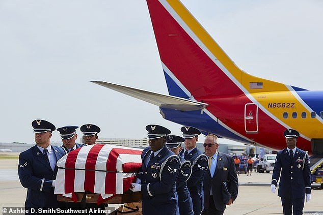 Phi công Mỹ lái máy bay đưa hài cốt cha từng tham chiến ở Việt Nam hồi hương