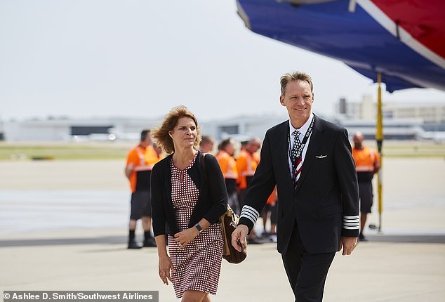 Phi công Mỹ lái máy bay đưa hài cốt cha từng tham chiến ở Việt Nam hồi hương