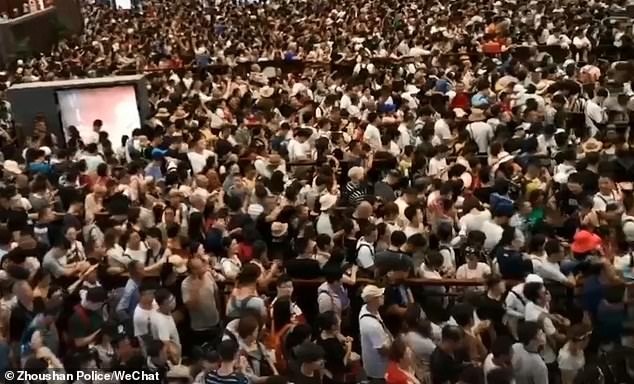 Khoảnh khắc siêu bão lật tung xe tải, thổi bay người tại Trung Quốc