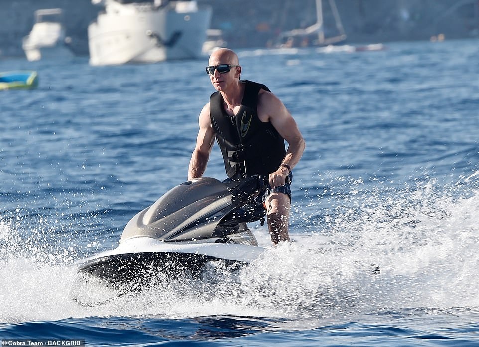 Tỷ phú Amazon công khai thân mật bên bạn gái