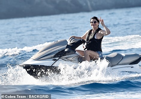 Tỷ phú Amazon công khai thân mật bên bạn gái