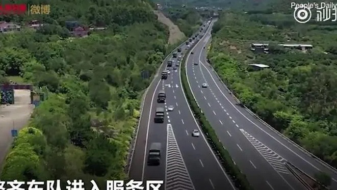 Xe thiết giáp Trung Quốc xuất hiện gần Hong Kong