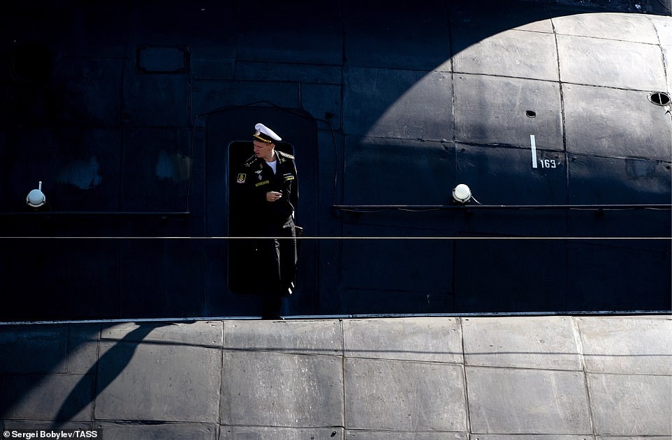 Cuộc sống nhà binh bên trong tàu ngầm lớn nhất thế giới của Nga