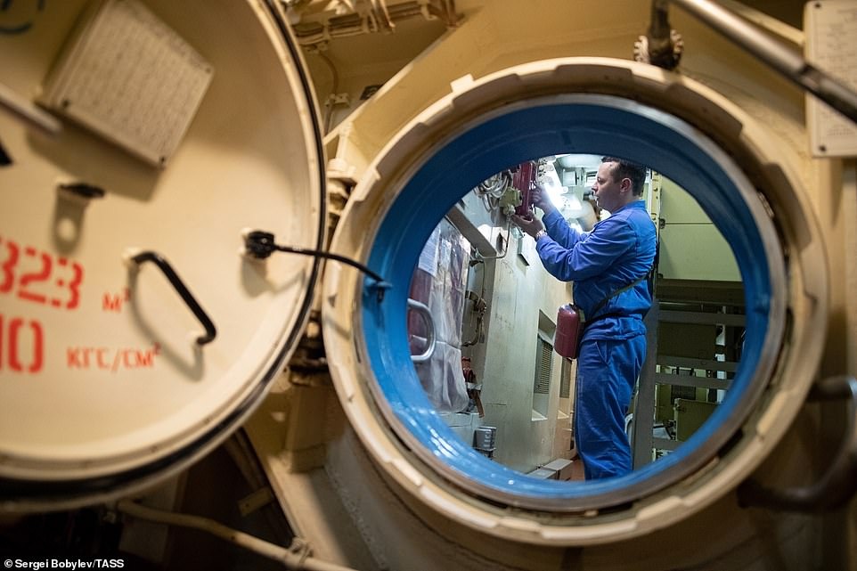 Cuộc sống nhà binh bên trong tàu ngầm lớn nhất thế giới của Nga