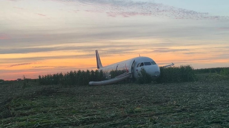 Phi công điều khiển máy bay chở 233 người tiếp đất bằng bụng trở thành “Anh hùng Nga”