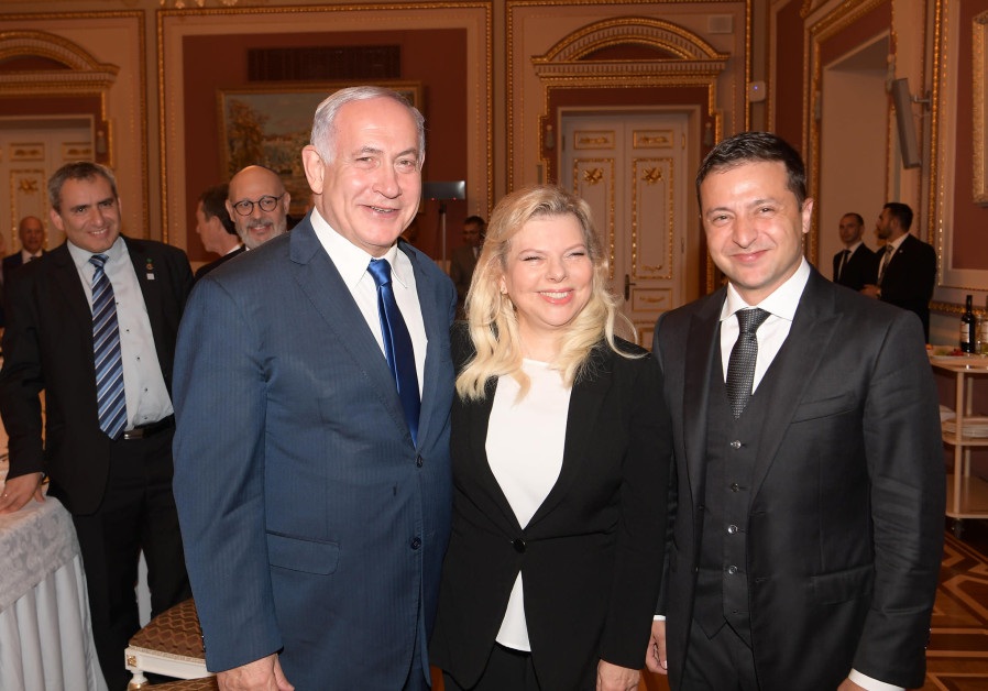 Hành động thả bánh mì gây tranh cãi của phu nhân Thủ tướng Israel khi thăm Ukraine