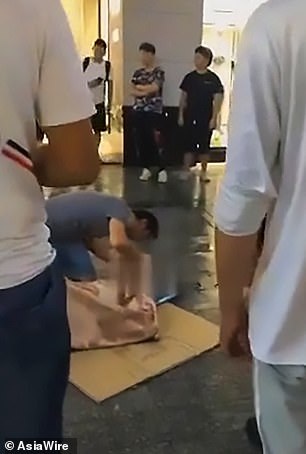 Nước trút xối xả hất văng hành khách trong trung tâm thương mại Trung Quốc