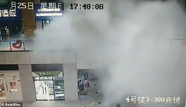 Nước trút xối xả hất văng hành khách trong trung tâm thương mại Trung Quốc