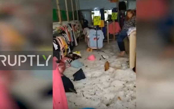 Hãi hùng cảnh lũ và mưa đá dữ dội cuốn trôi xe hơi tại Tây Ban Nha