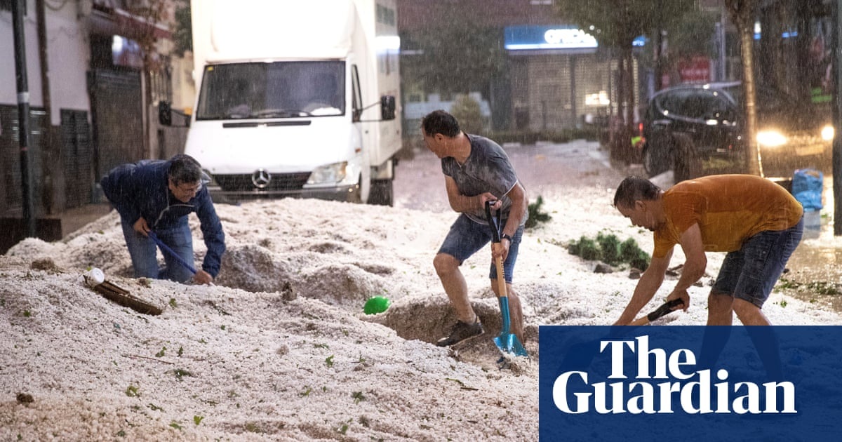 Hãi hùng cảnh lũ và mưa đá dữ dội cuốn trôi xe hơi tại Tây Ban Nha