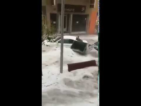 Hãi hùng cảnh lũ và mưa đá dữ dội cuốn trôi xe hơi tại Tây Ban Nha