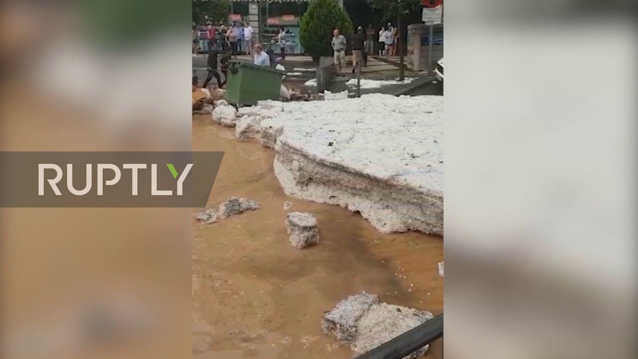 Hãi hùng cảnh lũ và mưa đá dữ dội cuốn trôi xe hơi tại Tây Ban Nha