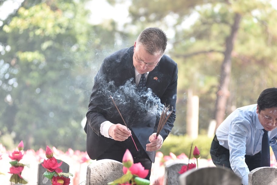 Đại sứ Mỹ viếng mộ liệt sĩ tại Nghĩa trang Trường Sơn - 9