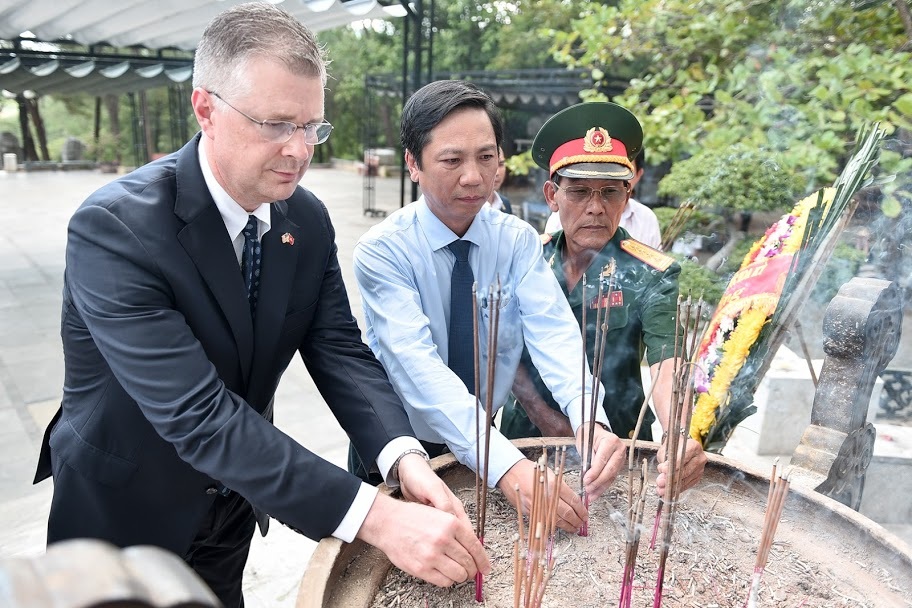 Đại sứ Mỹ viếng mộ liệt sĩ tại Nghĩa trang Trường Sơn - 5 Đại sứ Mỹ viếng mộ liệt sĩ tại Nghĩa trang Trường Sơn - 5