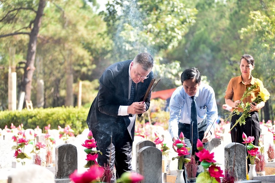 Đại sứ Mỹ viếng mộ liệt sĩ tại Nghĩa trang Trường Sơn - 10