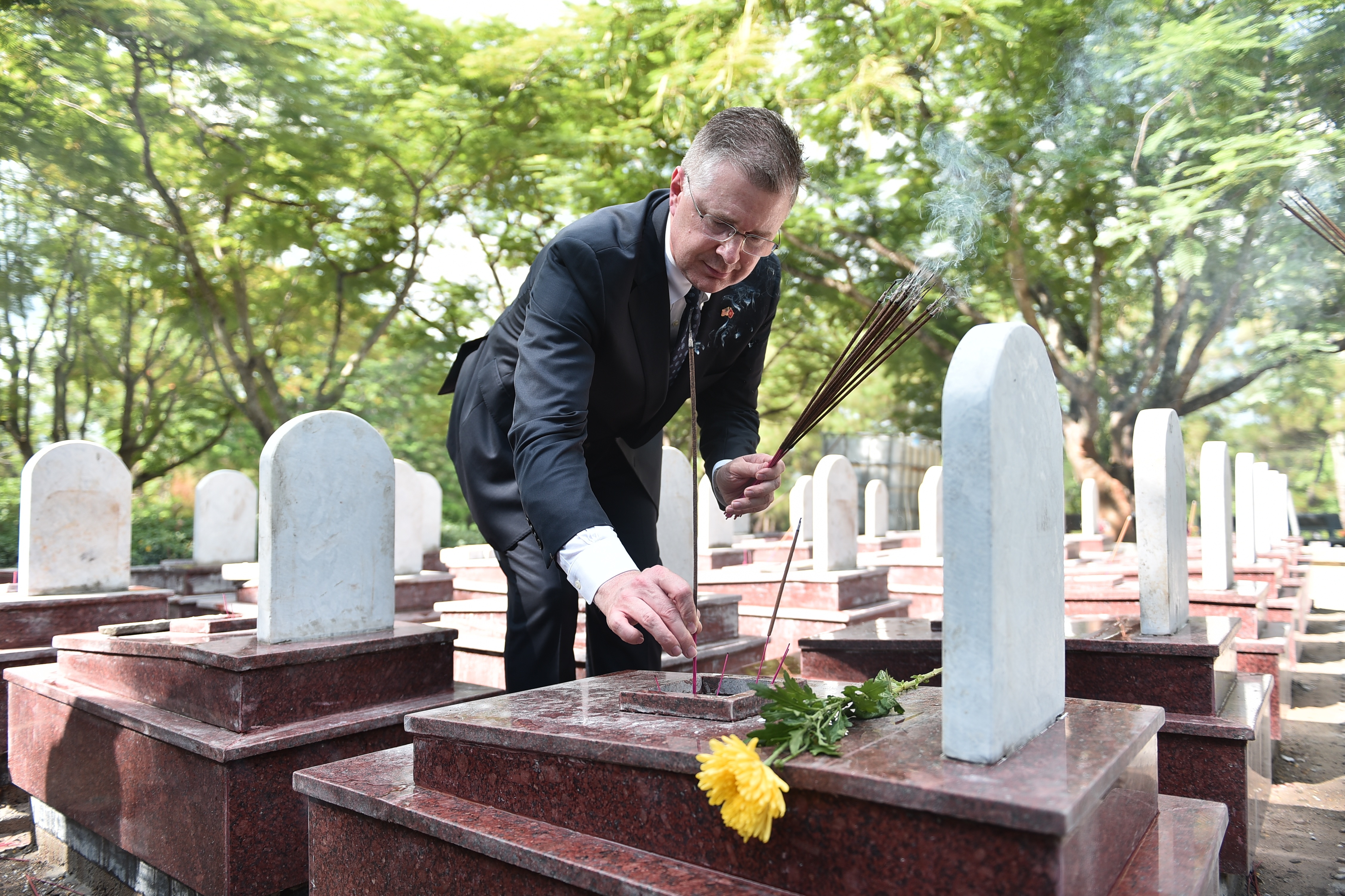 Đại sứ Mỹ viếng mộ liệt sĩ tại Nghĩa trang Trường Sơn