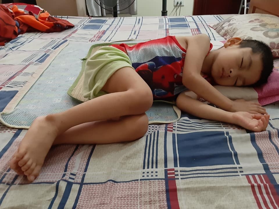 Rơi lệ hình ảnh bố cạo trọc đầu cùng con trai 3 tuổi chống chọi ung thư - 7 Rơi lệ hình ảnh bố cạo trọc đầu cùng con trai 3 tuổi chống chọi ung thư - 7