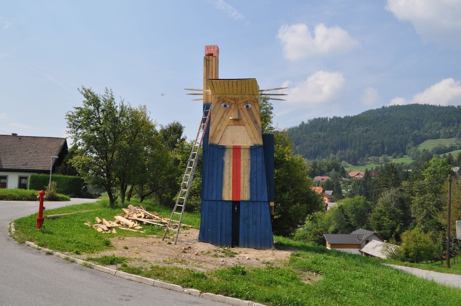 Bức tượng Tổng thống Trump tại quê nhà vợ gây tranh cãi