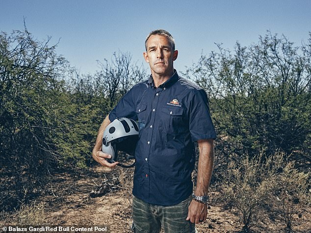 "Thót tim" cảnh trực thăng Mỹ biểu diễn màn lộn ngược rồi rơi tự do