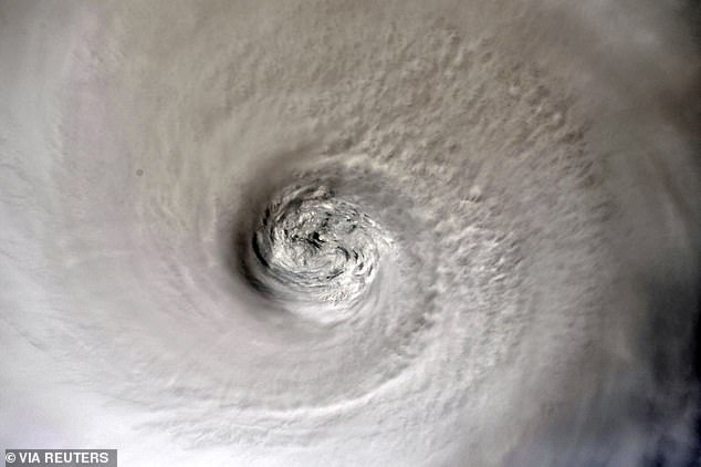 Choáng ngợp khoảnh khắc máy bay Mỹ lao vào mắt bão