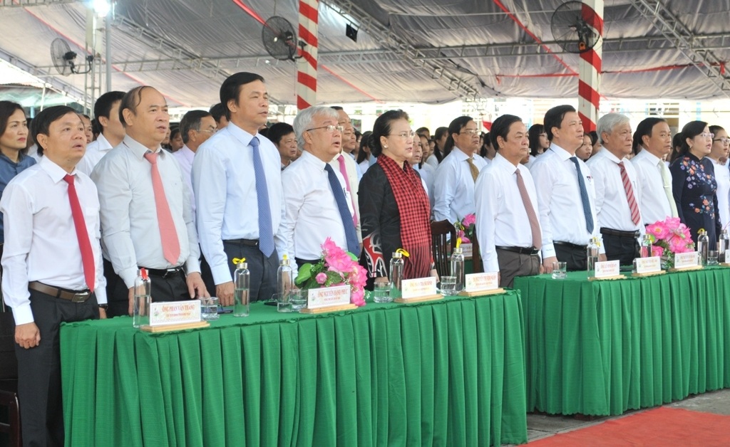 Chủ tịch Quốc hội Nguyễn Thị Kim Ngân dự khai giảng tại ngôi trường đạt chuẩn quốc gia đầu tiên ở miền Tây - 3