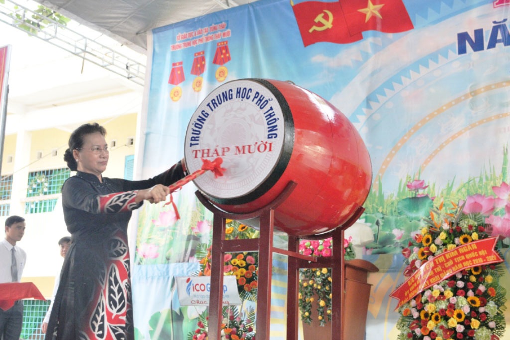 Chủ tịch Quốc hội Nguyễn Thị Kim Ngân dự khai giảng tại ngôi trường đạt chuẩn quốc gia đầu tiên ở miền Tây - 7