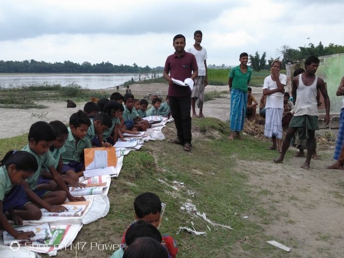 Câu chuyện xúc động đằng sau lớp học “màn trời, chiếu đất” ở Ấn Độ