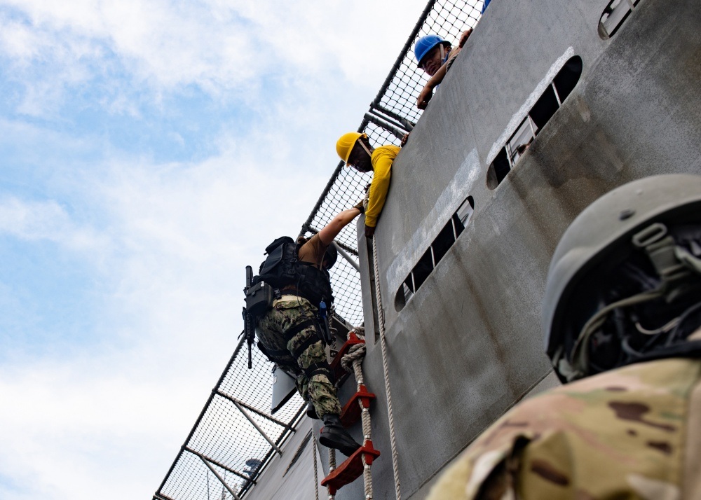 Dàn tàu chiến phô diễn sức mạnh trong diễn tập hàng hải Mỹ - ASEAN