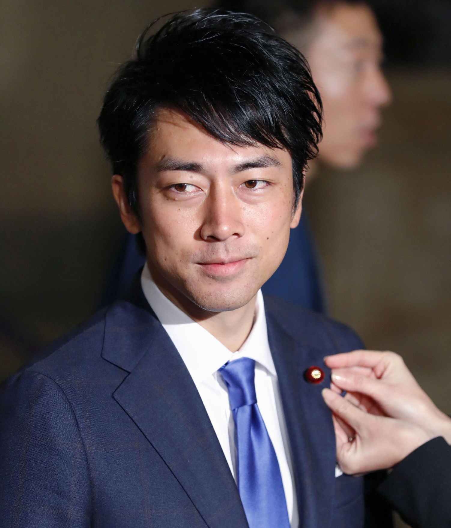 Tân Bộ trưởng 38 tuổi “chiếm sóng” truyền thông Nhật Bản