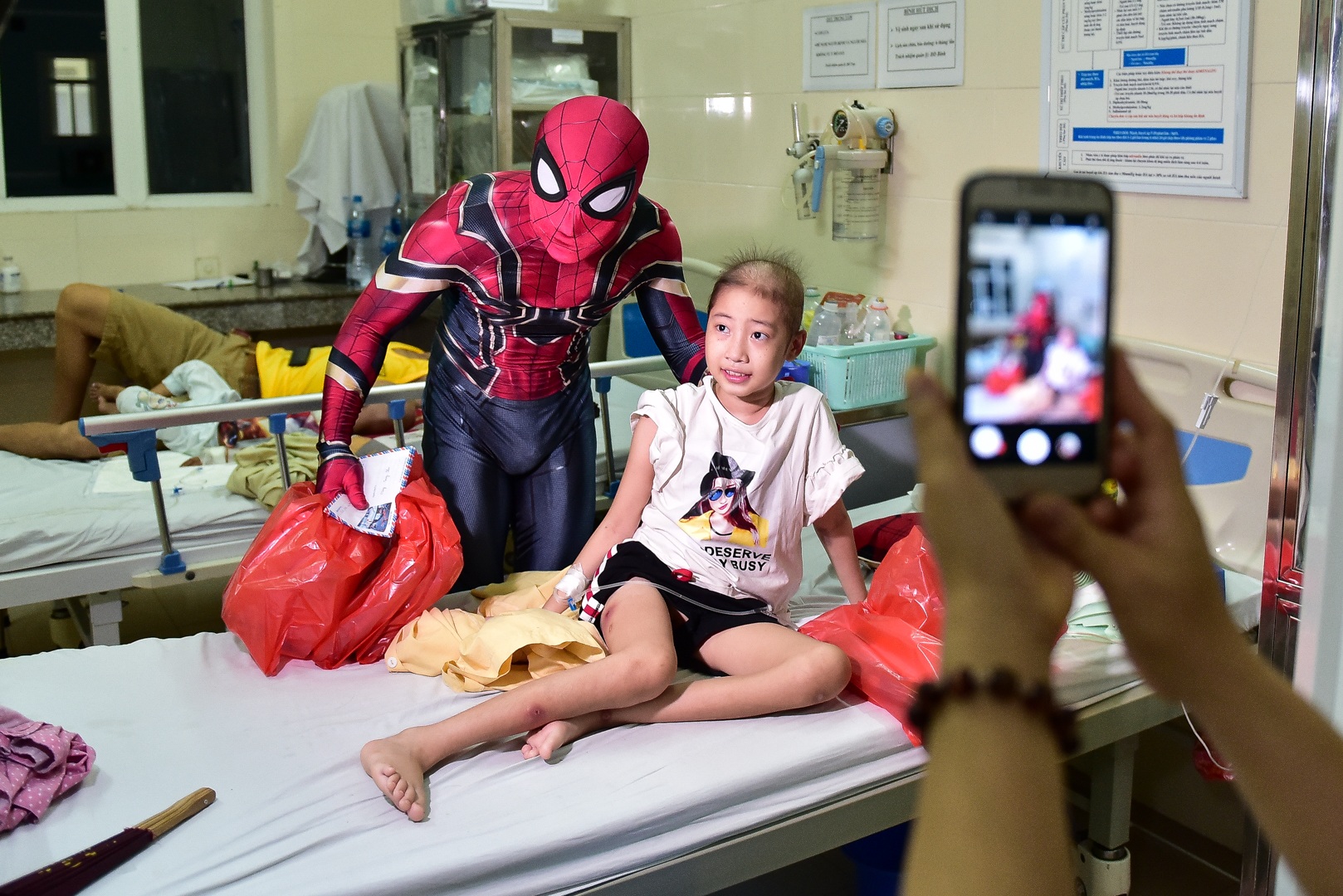 Chàng trai hoá thân thành người nhện đi truyền lửa cho các bệnh nhi ung thư - 2 Chàng trai hoá thân thành người nhện đi truyền lửa cho các bệnh nhi ung thư - 2