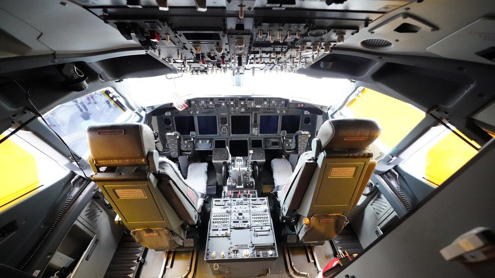 Máy bay Đức chở 326 khách buộc quay đầu vì một cốc café bị đổ