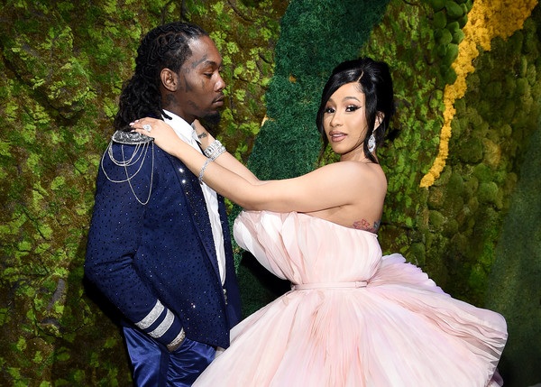 Cardi B lộng lẫy trong bộ váy siêu to khổng lồ - 1 Cardi B lộng lẫy trong bộ váy siêu to khổng lồ - 1