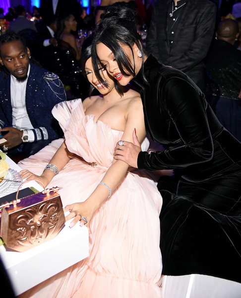 Cardi B lộng lẫy trong bộ váy siêu to khổng lồ - 8 Cardi B lộng lẫy trong bộ váy siêu to khổng lồ - 8