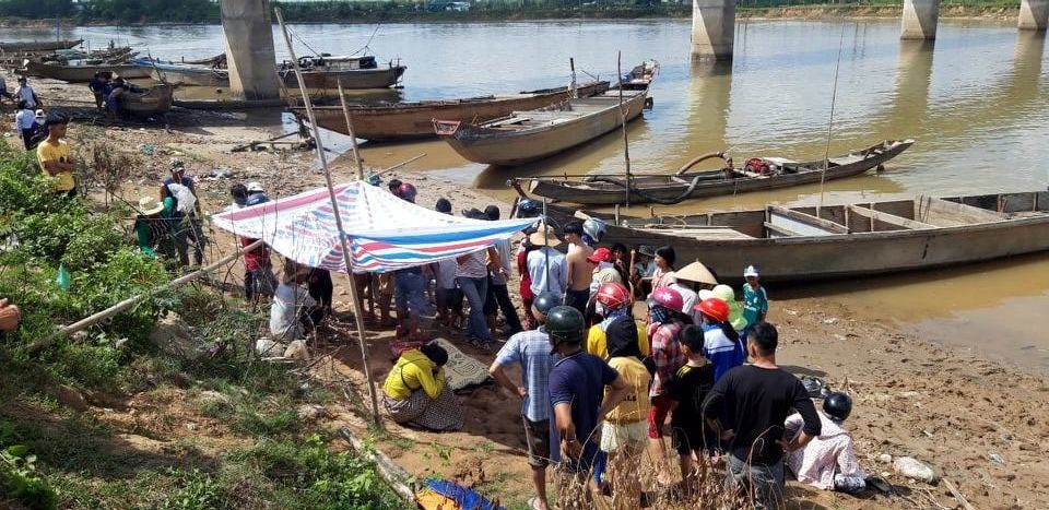 Nghi vấn cả gia đình nhảy sông tự vẫn, đã tìm thấy 2 thi thể - 2 Nghi vấn cả gia đình nhảy sông tự vẫn, đã tìm thấy 2 thi thể - 2