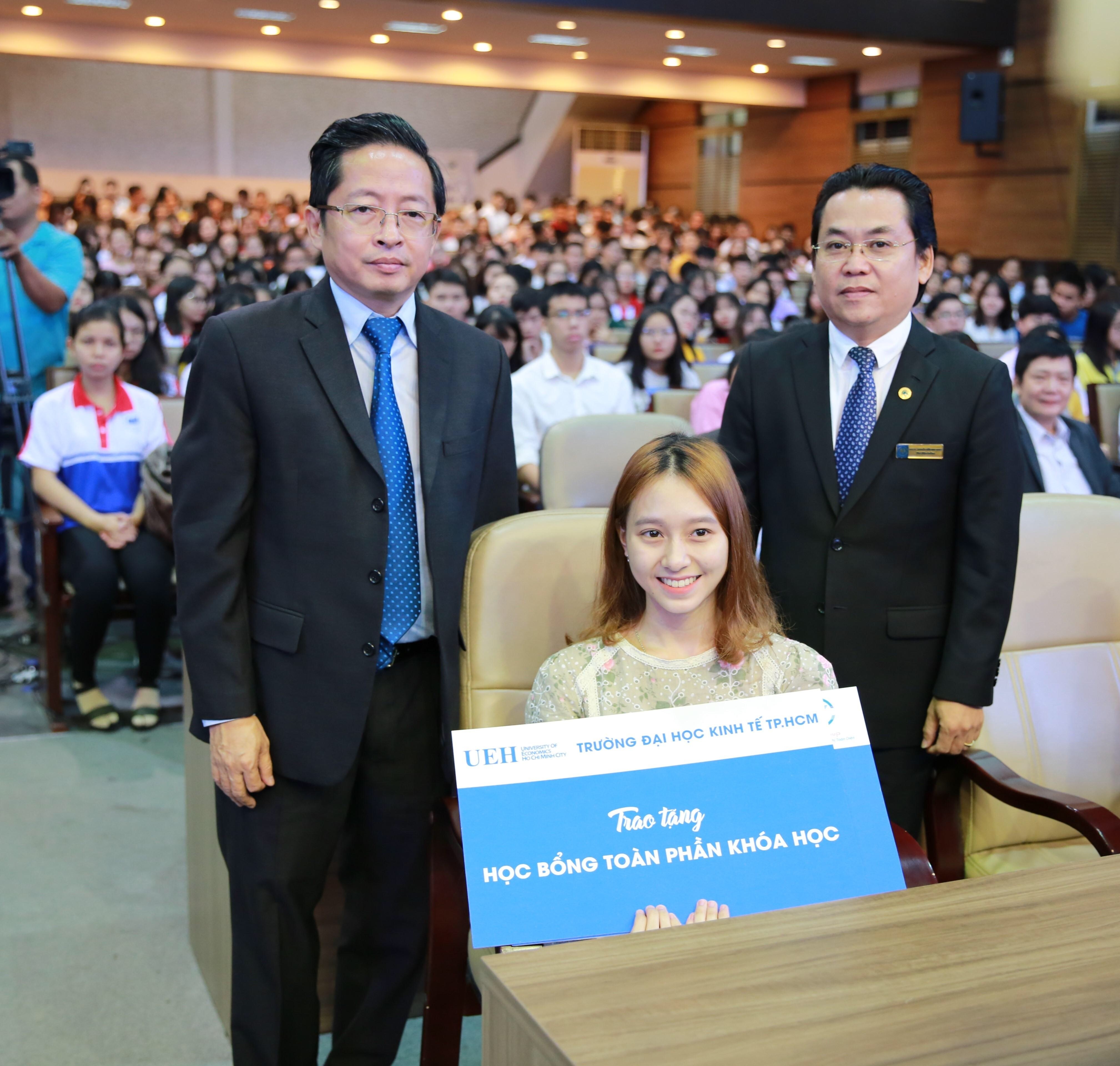 Nữ sinh bại liệt hai chân được ĐH Kinh tế TPHCM trao học bổng toàn phần suốt 4 năm - 1 Nữ sinh bại liệt hai chân được ĐH Kinh tế TPHCM trao học bổng toàn phần suốt 4 năm - 1