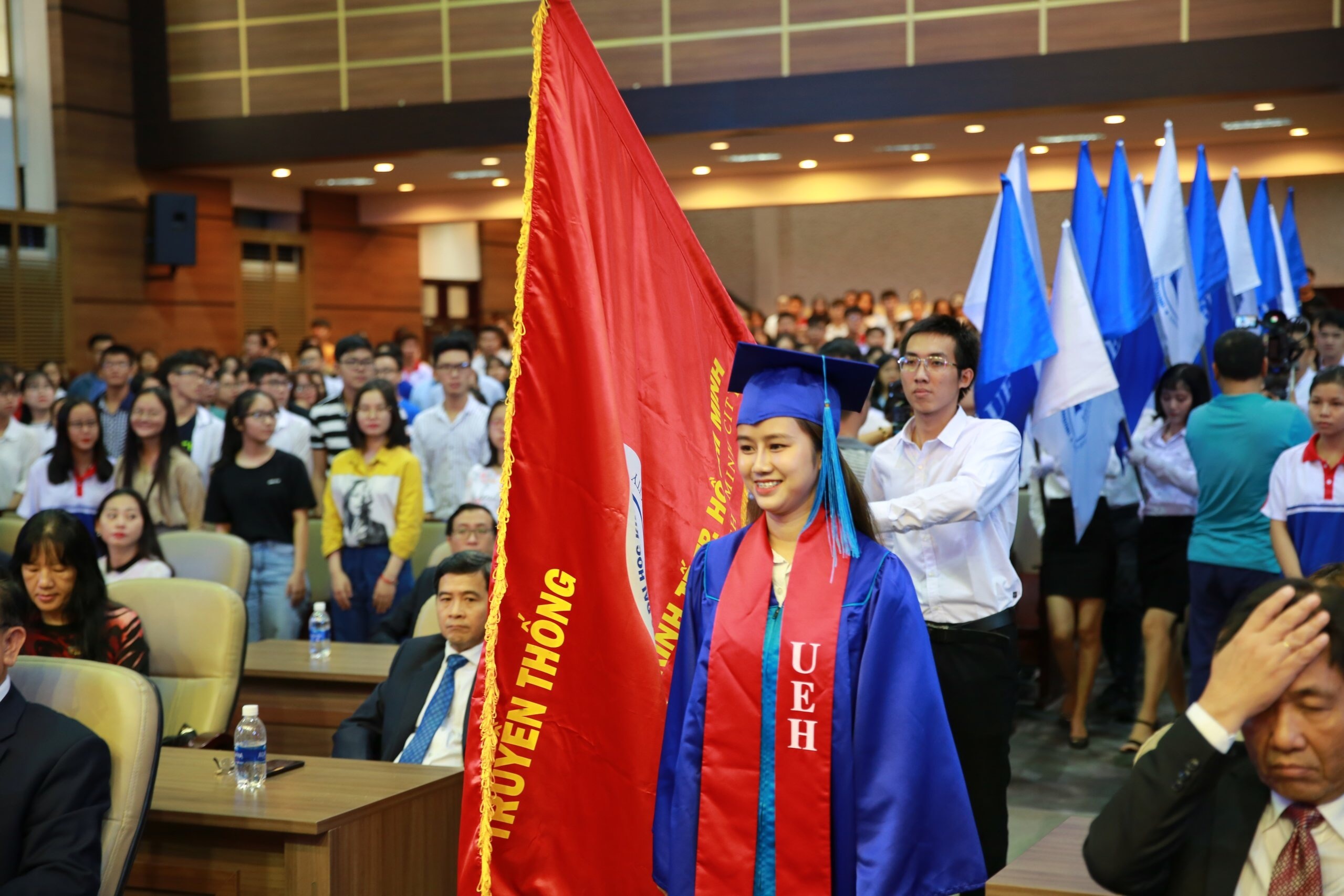 Nữ sinh bại liệt hai chân được ĐH Kinh tế TPHCM trao học bổng toàn phần suốt 4 năm - 2 Nữ sinh bại liệt hai chân được ĐH Kinh tế TPHCM trao học bổng toàn phần suốt 4 năm - 2